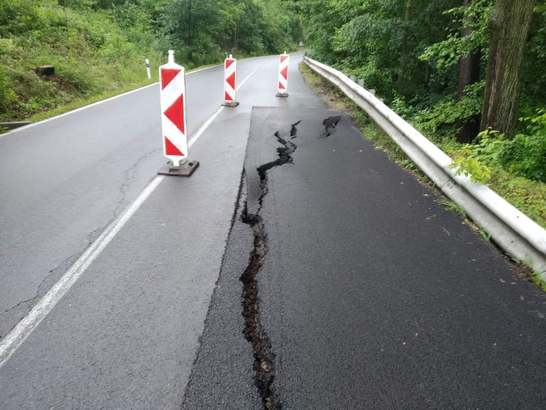 Stát rozdělí obcím 250 milionů korun na opravy silnic poničených povodněmi