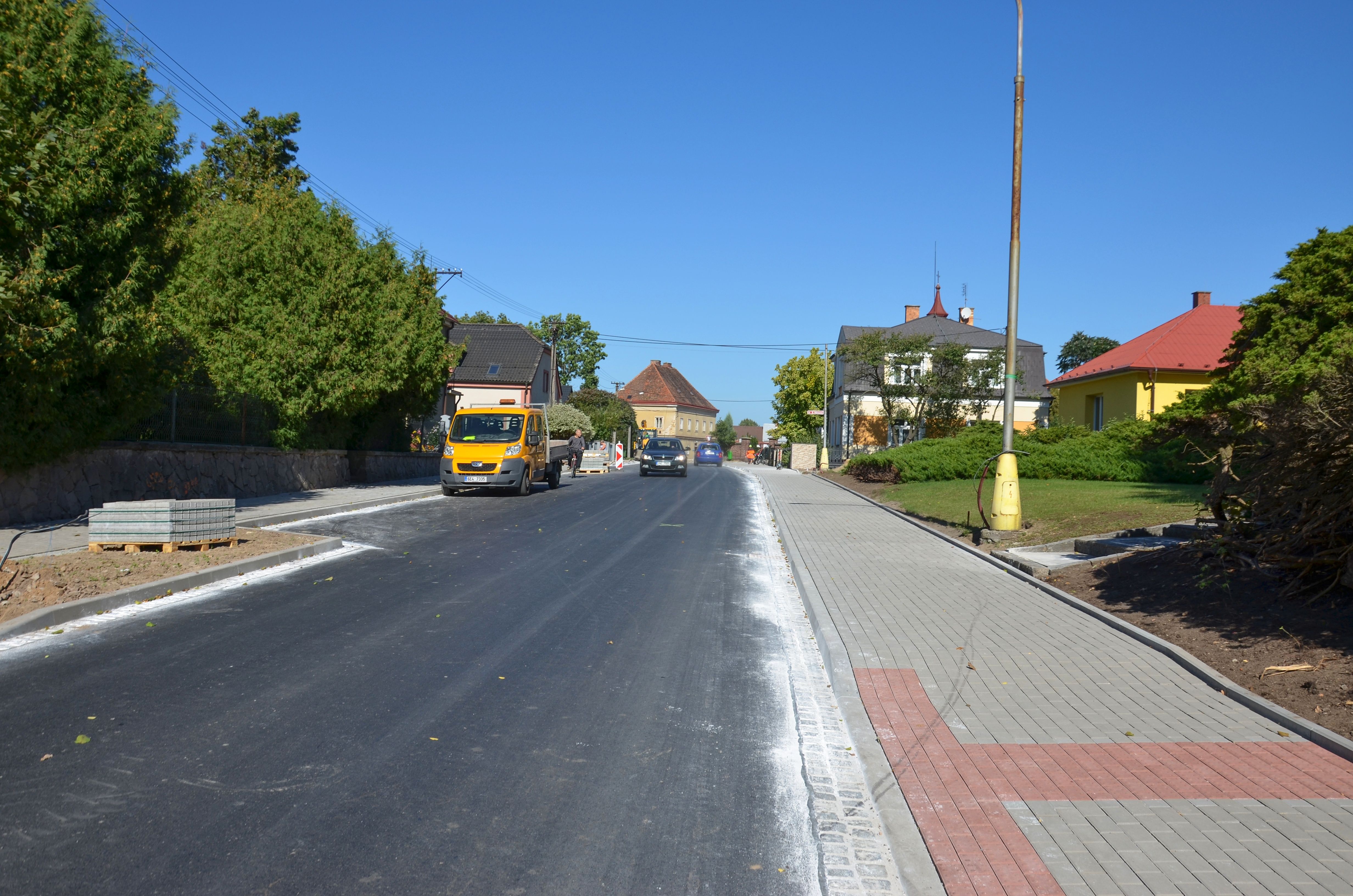 Opravy silnic v Albrechticích nad Orlicí a Borohrádku úspěšně pokračují