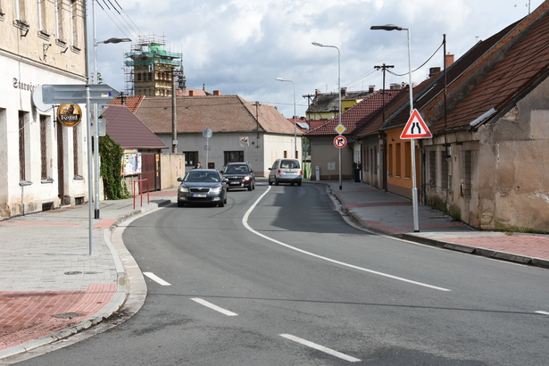 V chlumecké Palackého ulici se jezdí i chodí po novém