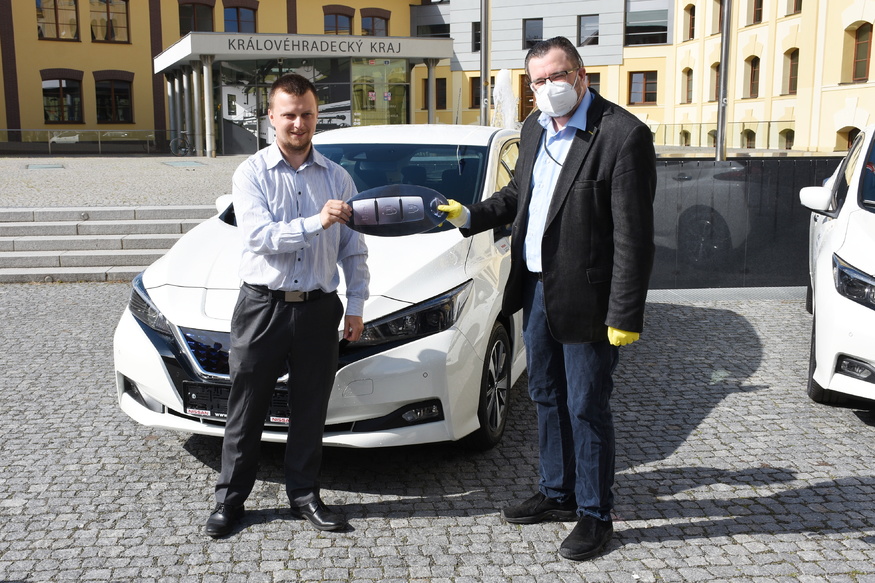 Kraj začíná jezdit ekologicky. Pořídil první tři elektromobily