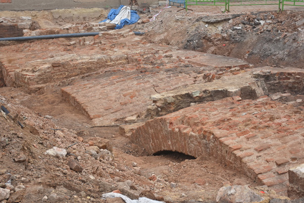 Základy bastionu jsou pod Gayerovými kasárnami velmi dobře zachovalé 