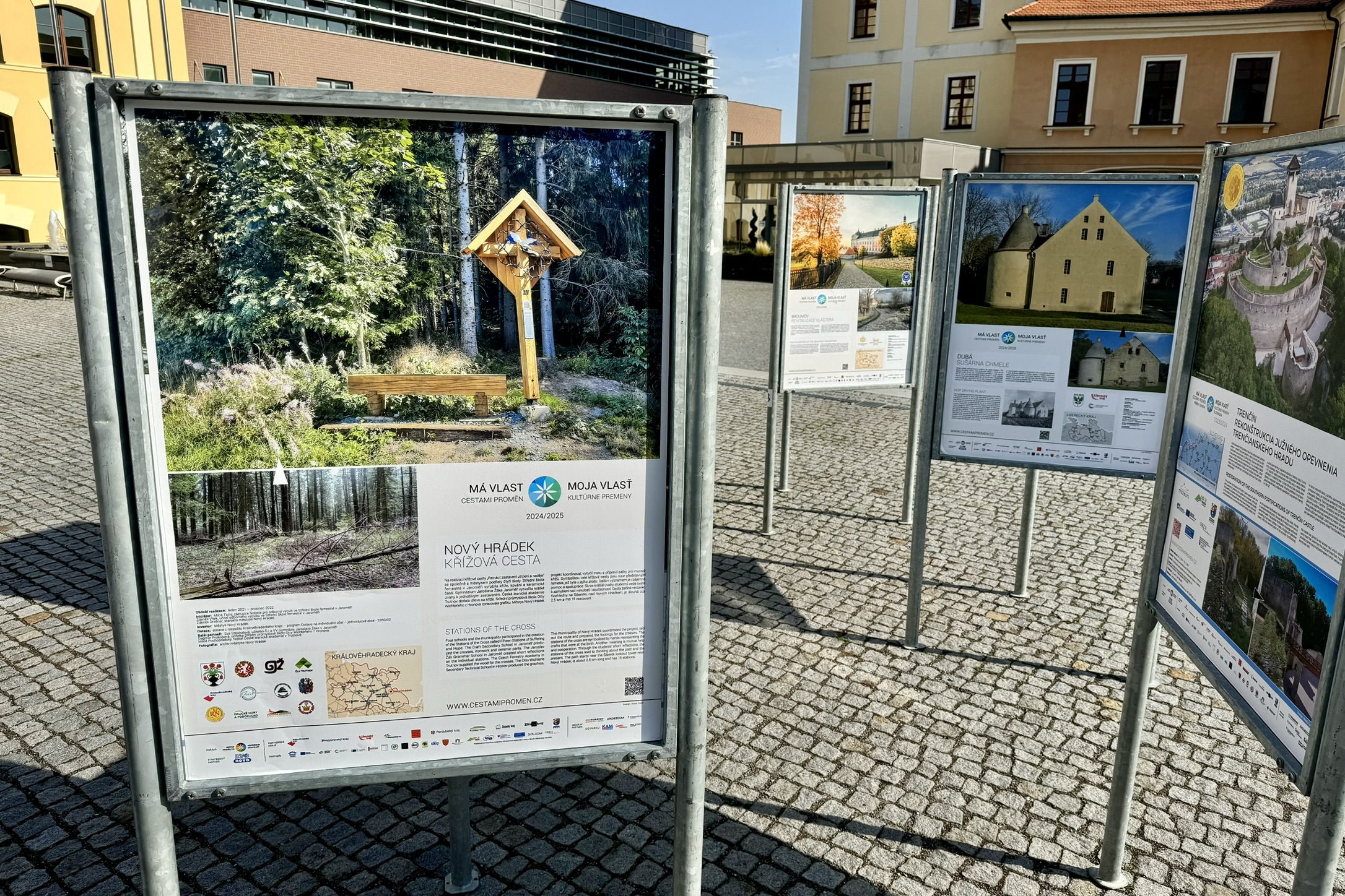 Do Královéhradeckého kraje dorazila výstava Má vlast cestami proměn, pro nejlepší proměnu můžete hlasovat