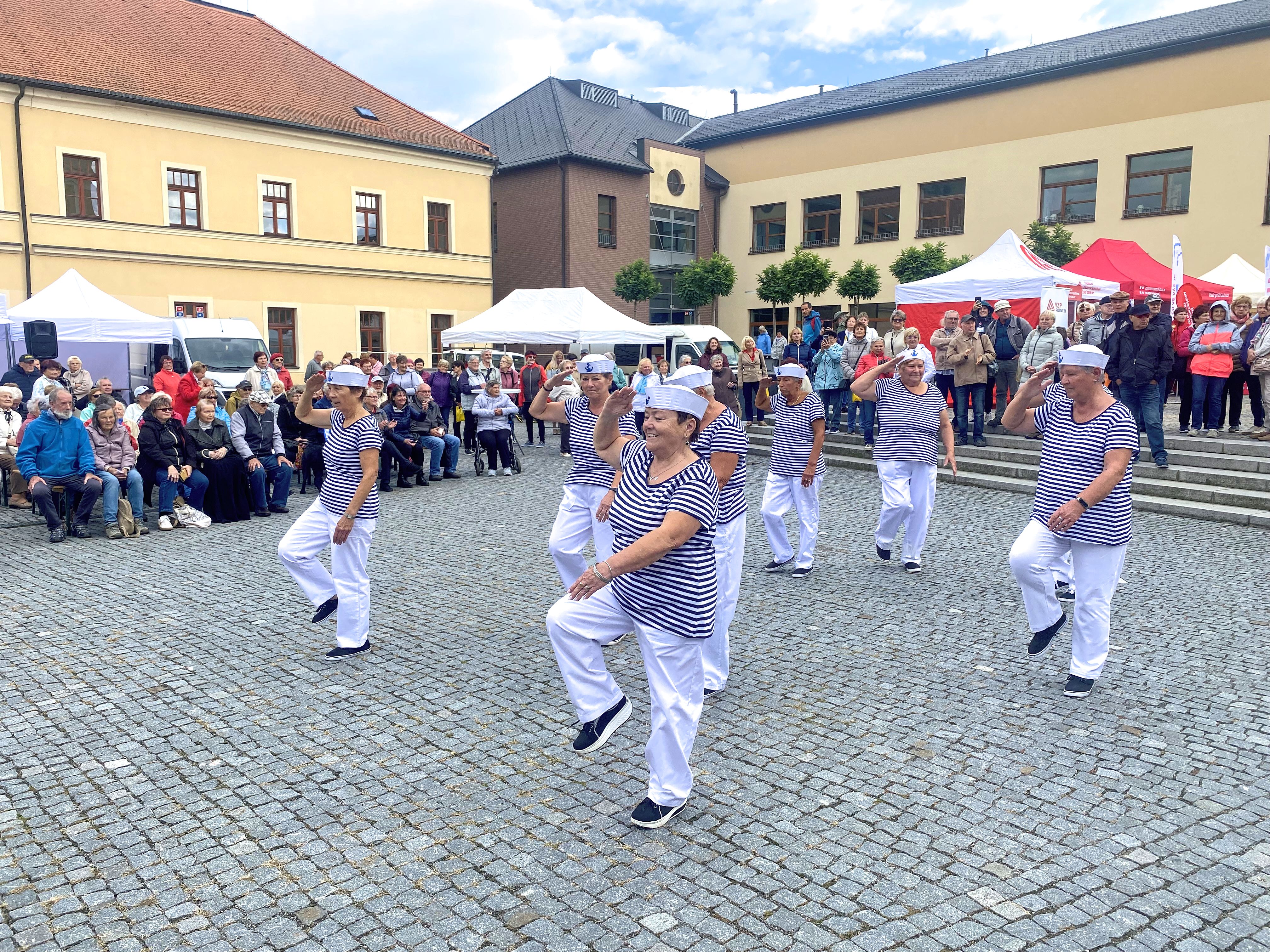 Stovky seniorů z Královéhradeckého kraje oslavily i letos svůj svátek bohatým kulturním programem