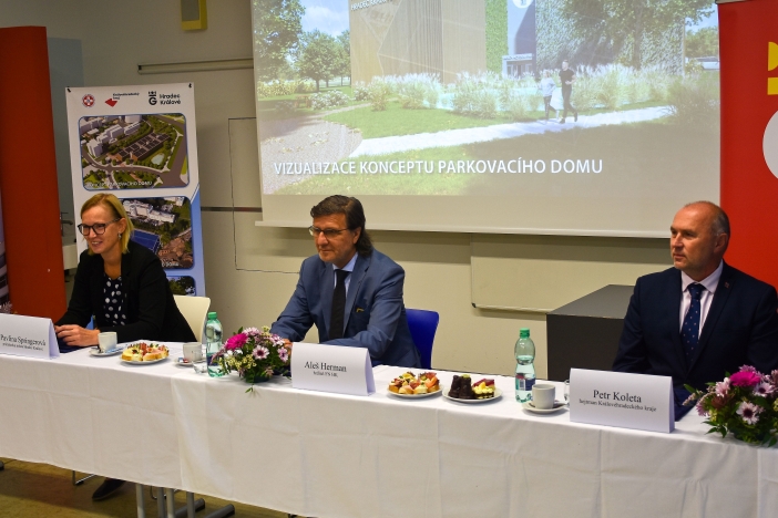 parkovací dům FN HK podpis smlouvy