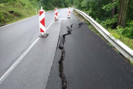 Stát rozdělí obcím 250 milionů korun na opravy silnic poničených povodněmi