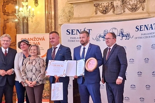 Oranžová stuha ocenění