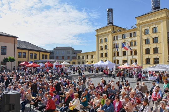 Svátek seniorů nabídl folklór, country, dechovku, prvorepublikovou módu i bohatý doprovodný program