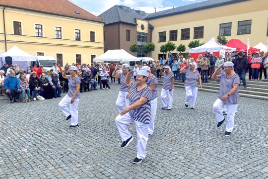 Stovky seniorů z Královéhradeckého kraje oslavily i letos svůj svátek bohatým kulturním programem