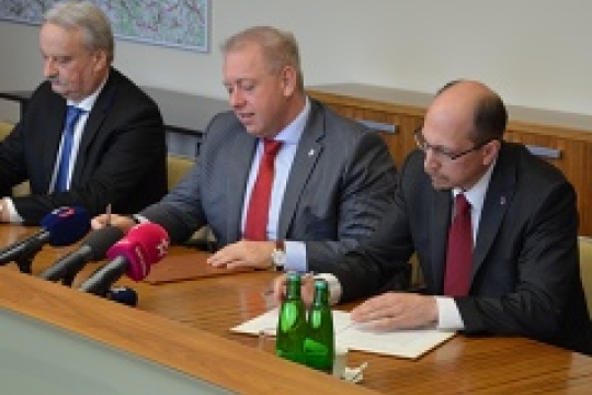 Ministerstvo vnitra a Královéhradecký kraj podepsaly memorandum o spolupráci při řešení problémů spojených se zaměstnáváním cizinců
