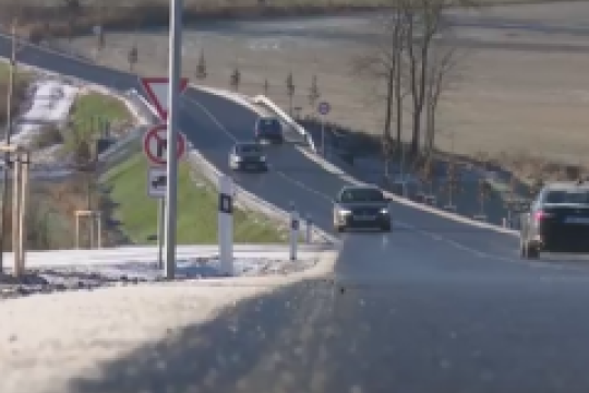 VIDEO: Kraj opravil díky rozšiřování vrchlabské průmyslové zóny úsek z Dolní Branné do Vrchlabí