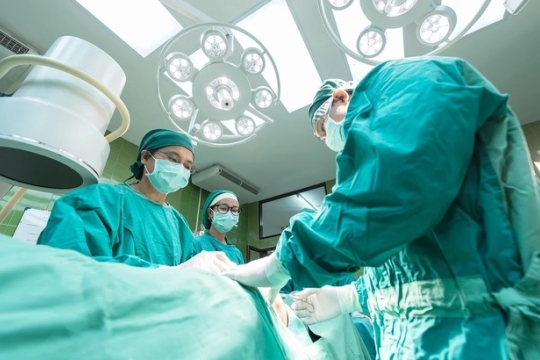 Trutnovská nemocnice od pondělí pozastaví plánované operace