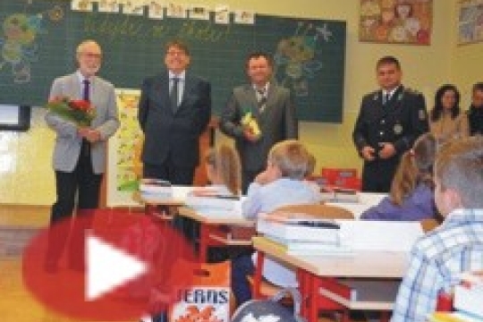 VIDEO: Prvňáčci dostali na uvítanou kufřík Bezpečně do školy i do přírody 