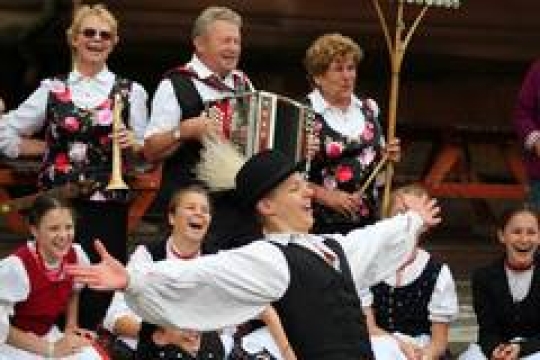 V Lázních Bělohrad vypukl 43. ročník Mezinárodního folklorního festivalu Pod Zvičinou