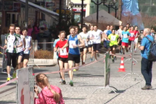 VIDEO: Juniorský maraton přilákal stovky studentů z celého kraje