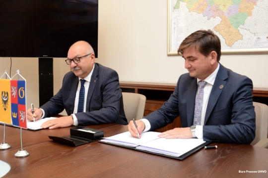Královéhradecký kraj a Dolnoslezské vojvodství uzavřely dohodu o rozvoji dopravní sítě a veřejných služeb v příhraničí