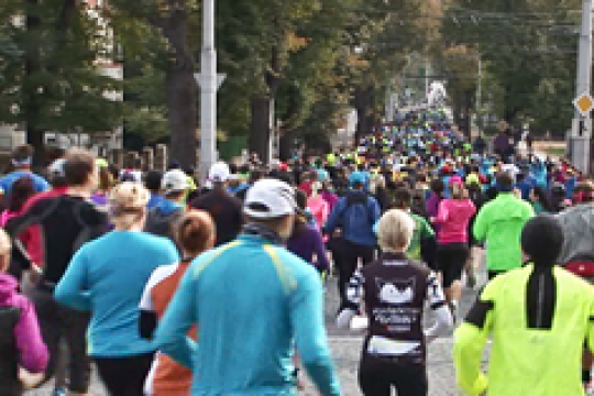 VIDEO: Hradecký půlmaraton přilákal stovky běžců