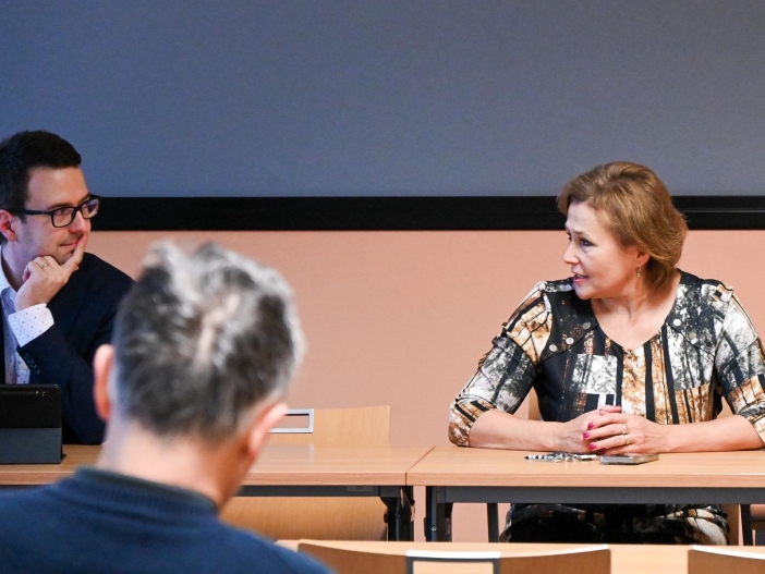 Náměstkyně Jana Berkovcová během jednání o sportovní třídě na gymnáziu.