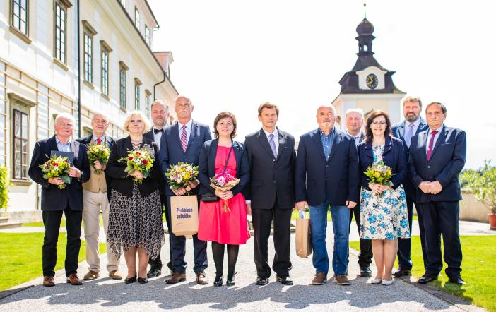 Cenu památkové péče získala obnova zámeckého areálu Karlova Koruna, oprava vodojemu i renesančních náhrobků