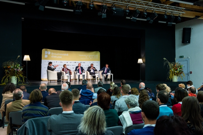 Solidarita a sounáležitost pohledem prezidentských kandidátů a dalších hostů. Začaly 9. Broumovské diskuse