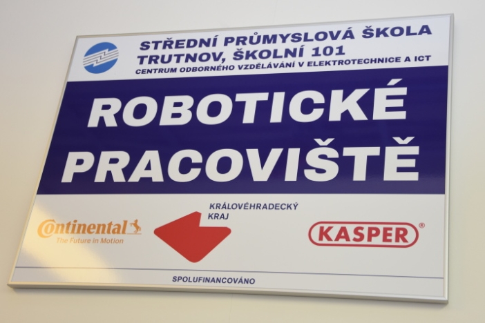 Studenti trutnovské průmyslovky se učí pracovat s novými roboty