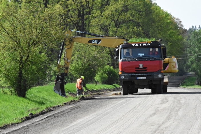 Na silnicích Královéhradeckého kraje začaly stavební práce