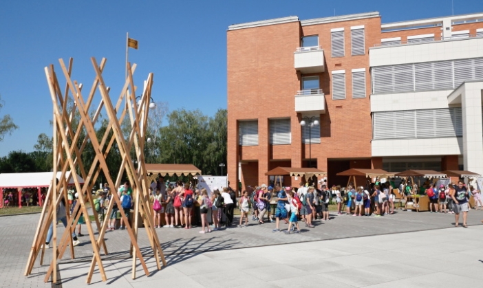 Malé rakety, velké včely a Einsteinovka. Na hradecké univerzitě si můžete zahrát hlavou