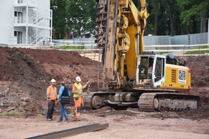 Bourání skončilo, nyní se začne stavět. Modernizace náchodské nemocnice pokračuje podle plánu