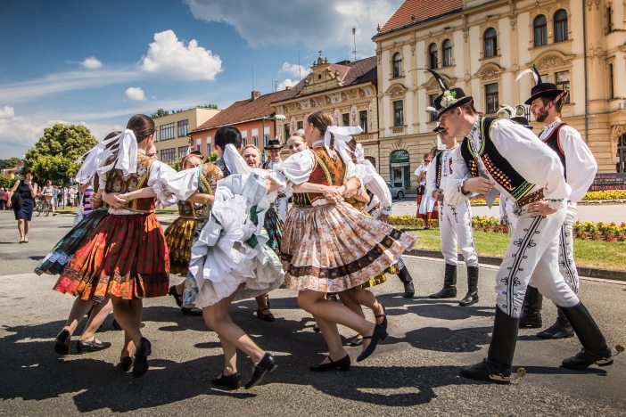 Během folklorního festivalu v Lázních Bělohrad se představí přes 500 účinkujících z celého světa 