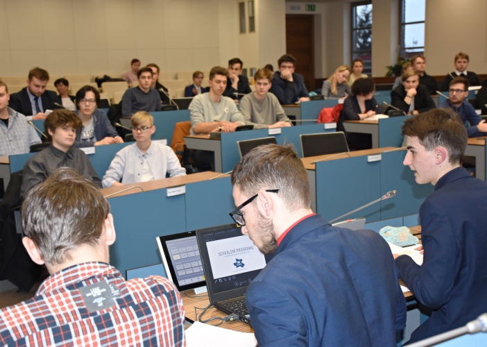 Zastupitelé podpořili zapojení mládeže do společenského dění, studentský parlament už pracuje