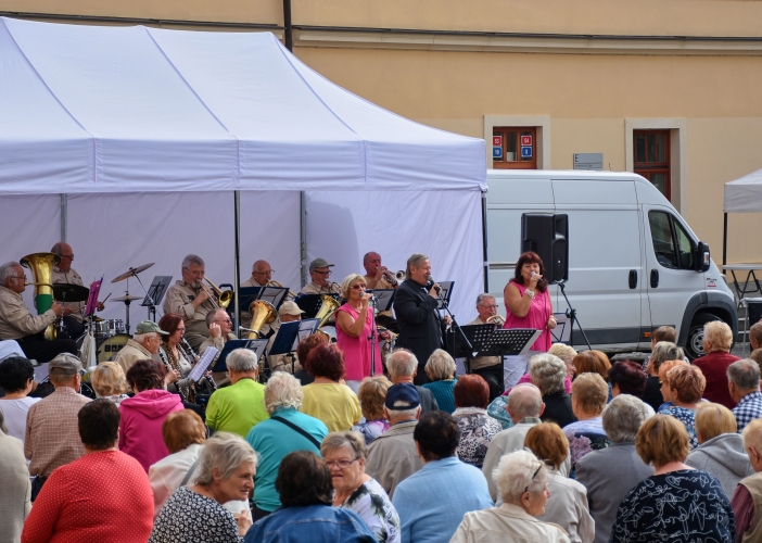 Svátek seniorů nabídl folklór, country, dechovku, prvorepublikovou módu i bohatý doprovodný program