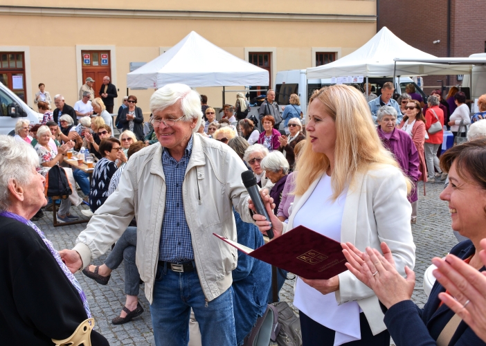 Svátek seniorů nabídl folklór, country, dechovku, prvorepublikovou módu i bohatý doprovodný program