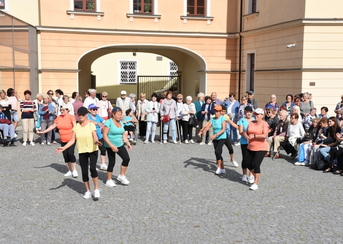 Svátek seniorů nabídl folklór, country, dechovku, prvorepublikovou módu i bohatý doprovodný program