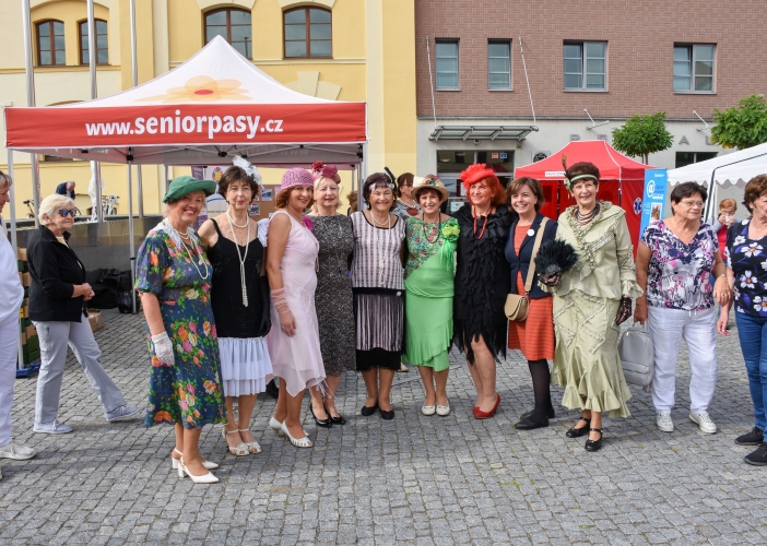 Svátek seniorů nabídl folklór, country, dechovku, prvorepublikovou módu i bohatý doprovodný program