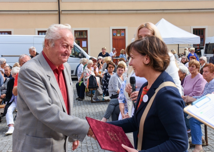 Svátek seniorů nabídl folklór, country, dechovku, prvorepublikovou módu i bohatý doprovodný program