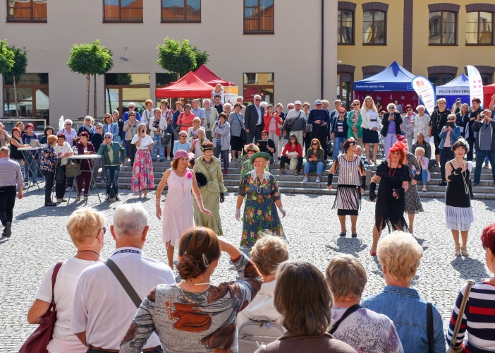 Svátek seniorů nabídl folklór, country, dechovku, prvorepublikovou módu i bohatý doprovodný program