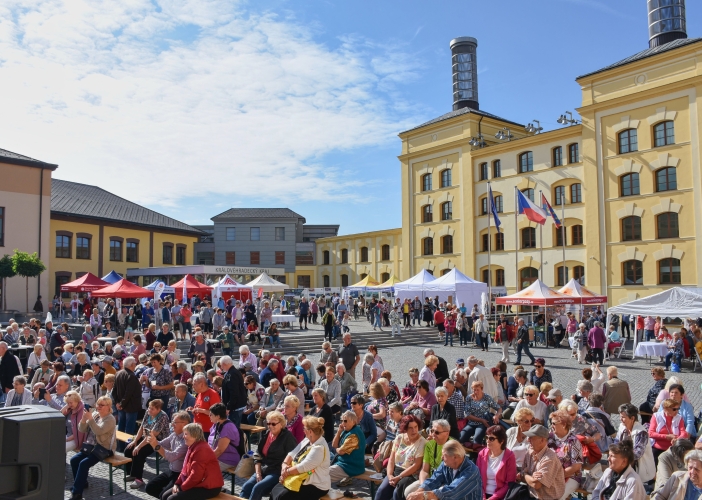 Svátek seniorů nabídl folklór, country, dechovku, prvorepublikovou módu i bohatý doprovodný program