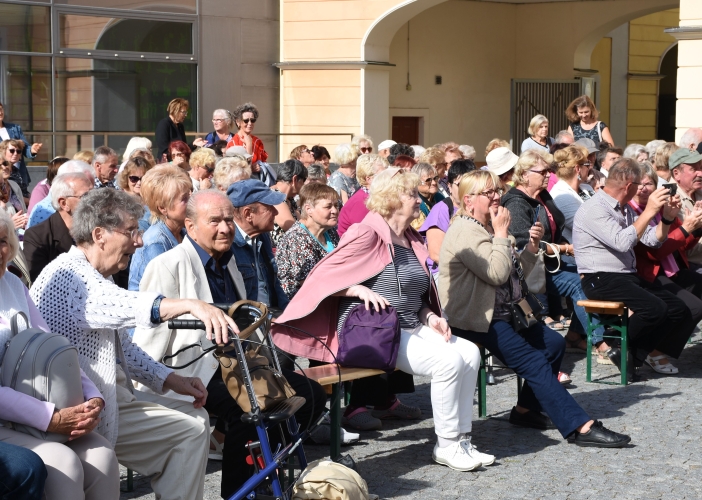 Svátek seniorů nabídl folklór, country, dechovku, prvorepublikovou módu i bohatý doprovodný program