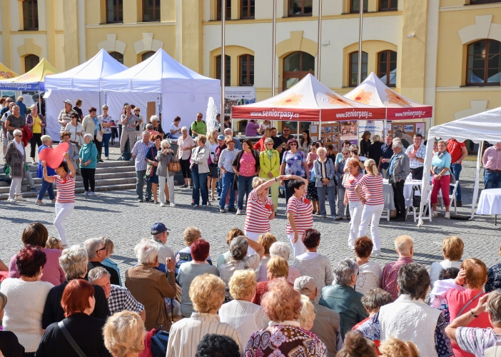 Svátek seniorů nabídl folklór, country, dechovku, prvorepublikovou módu i bohatý doprovodný program