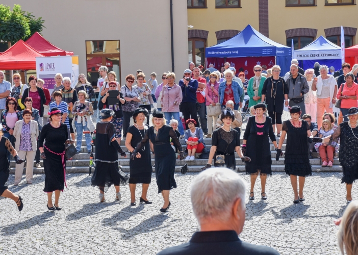 Svátek seniorů nabídl folklór, country, dechovku, prvorepublikovou módu i bohatý doprovodný program