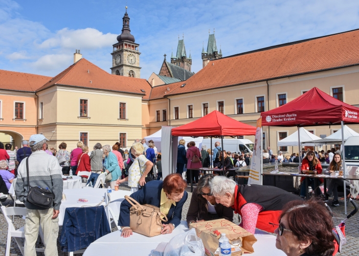 Svátek seniorů nabídl folklór, country, dechovku, prvorepublikovou módu i bohatý doprovodný program