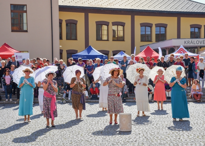 Svátek seniorů nabídl folklór, country, dechovku, prvorepublikovou módu i bohatý doprovodný program