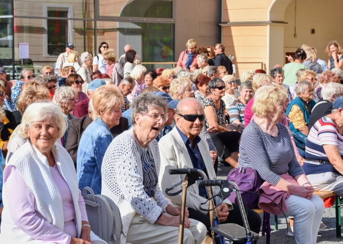 Svátek seniorů nabídl folklór, country, dechovku, prvorepublikovou módu i bohatý doprovodný program