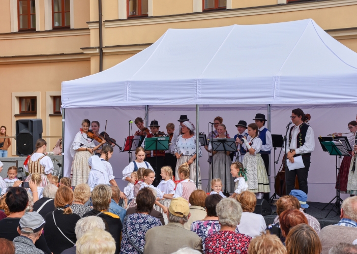 Svátek seniorů nabídl folklór, country, dechovku, prvorepublikovou módu i bohatý doprovodný program