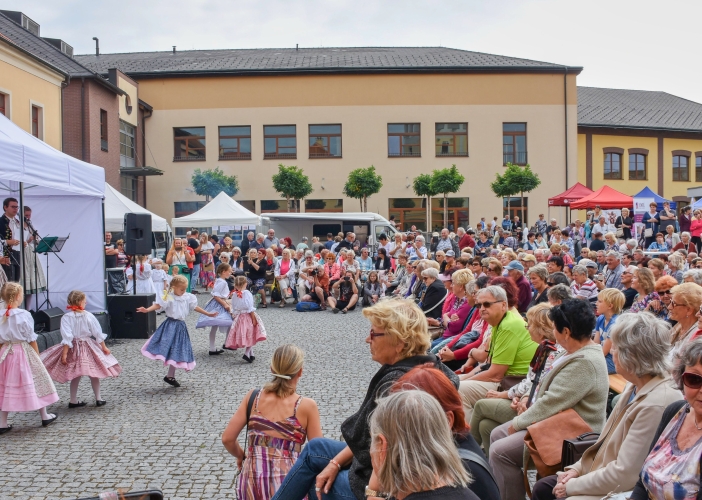 Svátek seniorů nabídl folklór, country, dechovku, prvorepublikovou módu i bohatý doprovodný program