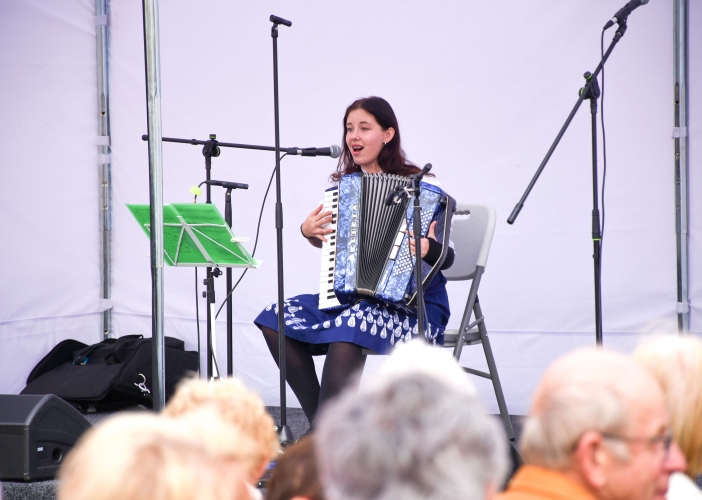 Svátek seniorů nabídl folklór, country, dechovku, prvorepublikovou módu i bohatý doprovodný program