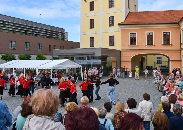 Svátek seniorů nabídl folklór, country, dechovku, prvorepublikovou módu i bohatý doprovodný program