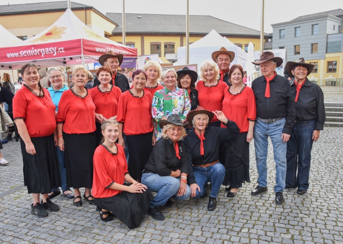 Svátek seniorů nabídl folklór, country, dechovku, prvorepublikovou módu i bohatý doprovodný program