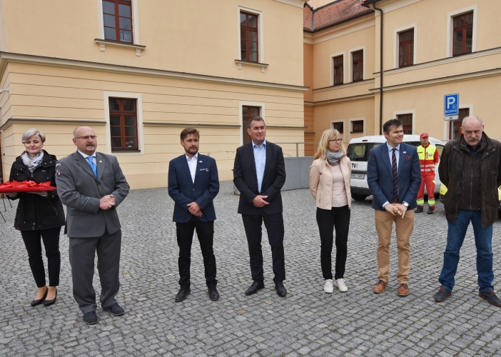 Záchranářský vozový park doplnila pětice nových sanitek