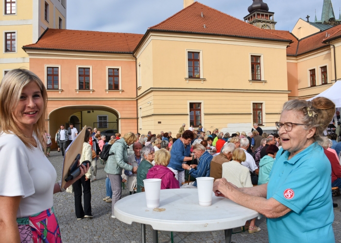 Svátek seniorů nabídl folklór, country, dechovku, prvorepublikovou módu i bohatý doprovodný program