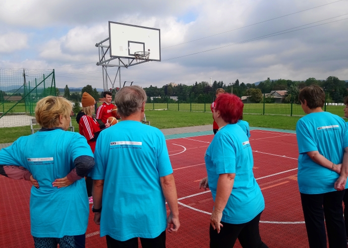 Senioři v Broumově si rádi hrají. První ročník sportovní olympiády jim rozproudil krev v žilách